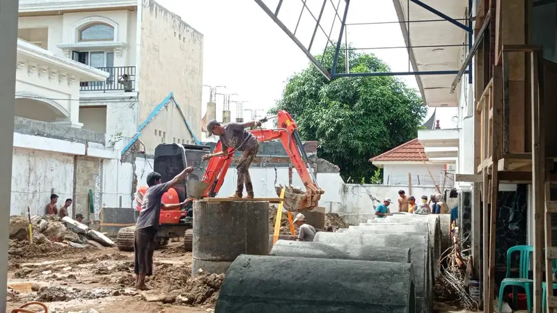 Pekerja sedang merehab rumah dinas Ketua DPRD Sumbar. (Liputan6.com/ Novia Harlina)