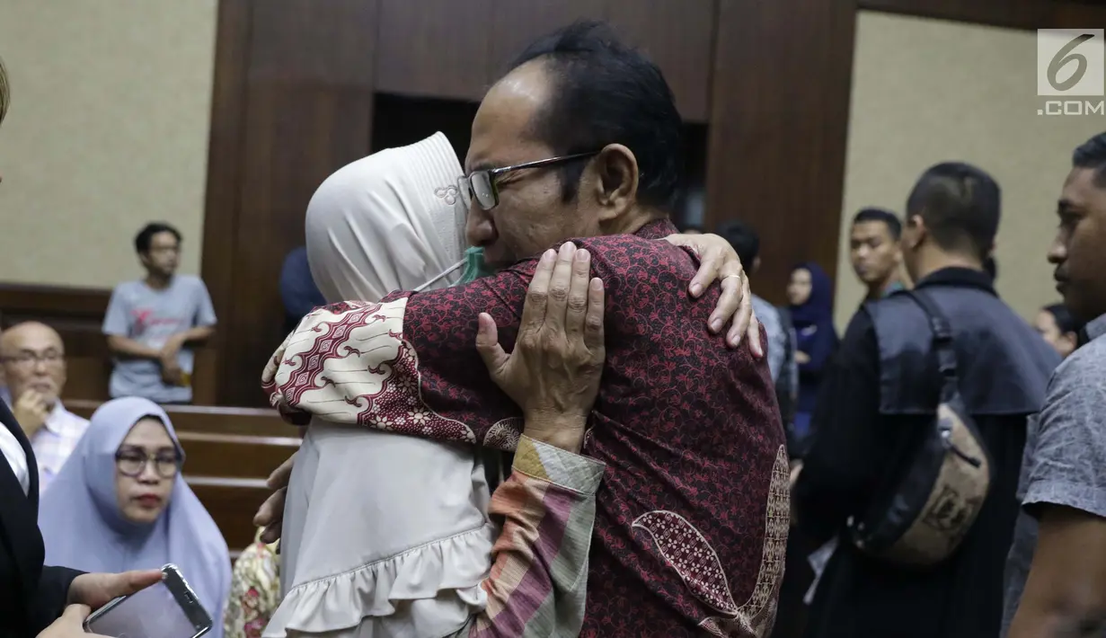 Terdakwa suap putusan perkara perdata yang juga Hakim PN Jakarta Selatan, Iswahyu Widodo usai menjalani sidang putusan di Pengadilan Tipikor, Jakarta, Kamis (11/7/2019). Bersama Irwan, Iswahyu Widodo dihukum 4 tahun 6 bulan penjara denda Rp200 juta subsider 2 bulan. (Liputan6.com/Helmi Fithriansyah)