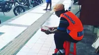 Mengaji Sambil Jaga Motor, Tukang Parkir Tuai Pujian Warganet