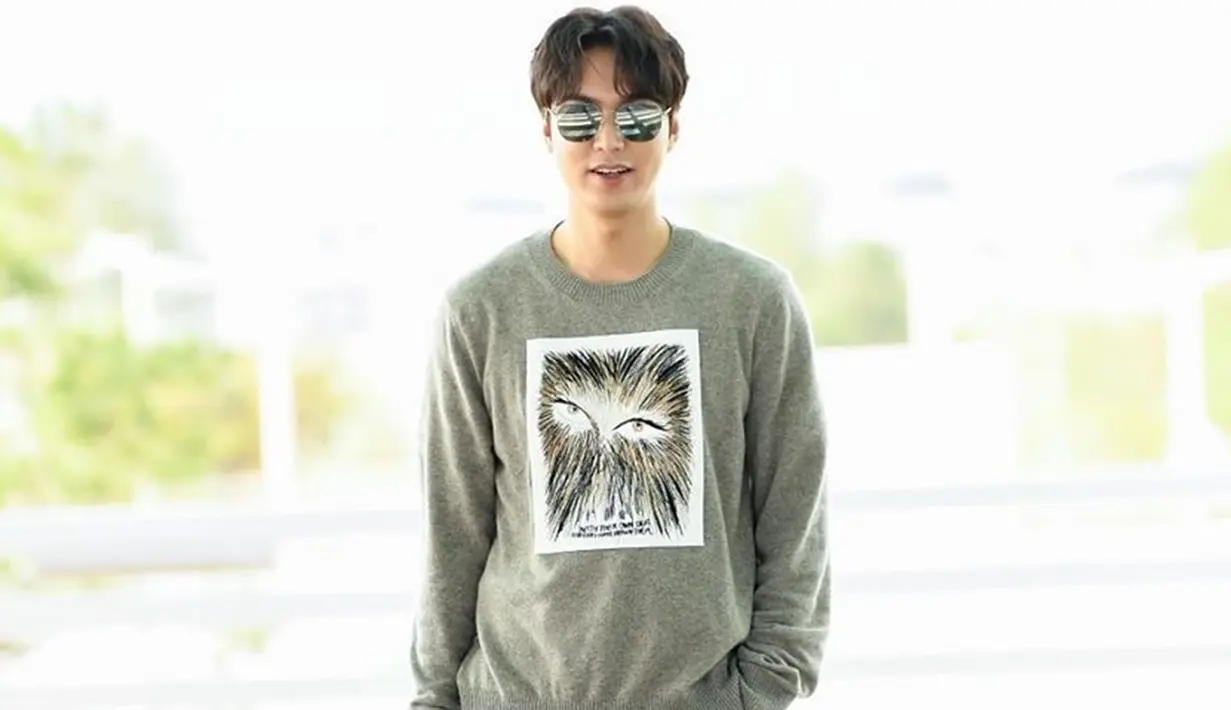 Penampilan Lee Min Ho saat akan melakukan perjalanan dari Seoul menuju Bali terlihat sederhana. Ia mengenakan sweater berwarna abu dengan celana dan sepatu hitam. Min Ho juga hanya menambahkan kacamata hitam sebagai aksesoris tambahan. (Liputan6.com/IG/@koreadispatch)