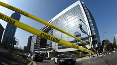 Personel LAPD Hazmat dan Bomb Squads  mempersiapkan diri untuk menyelidiki sebuah paket mencurigakan yang ditemukan di ruang surat di kantor Deutsche Bank di Los Angeles, California, Rabu (19/8/2015). (AFP/MARK RALSTON)