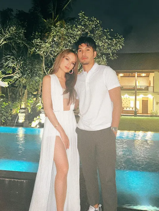 Yang menarik, sebagian netizen malah mengompori Rangga Nattra. Mereka meminta Rangga Nattra menikung di sepertiga malam. Siapa tahu Cinta Laura adalah jodohnya. “Tikung sepertiga malam bang,” @acid*** mencuit di kolom komentar. “Tikung sepertiga malam. Cewek seperti kak Cinta Laura cantik, cerdas, baik, ramah, good attitude dan sopan santun karena cewek seperti cinta Laura yang bisa memilikinya itu bukan pria sembarangan,” @dian*** menyahut. (Foto: Dok. Instagram @rangganattra)