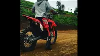 Honda CRF 150L yang sempat terbakar, kini sudah bisa diajak balapan dilintasan offroad. (Instagram @andy.rakhman)