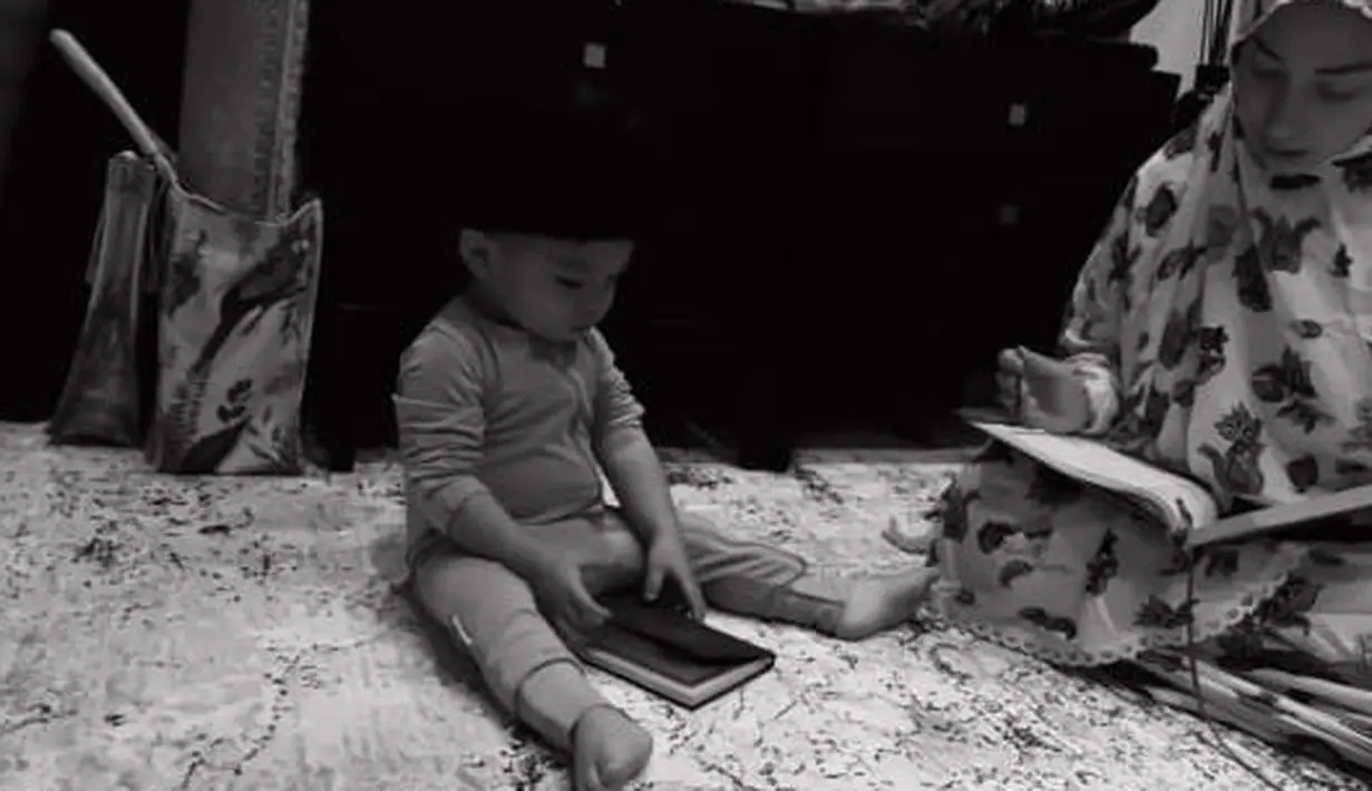 Nikita Willy belajar mengaji ditemani Baby Izz. [Foto: Instagram/nikitawillyofficial94]