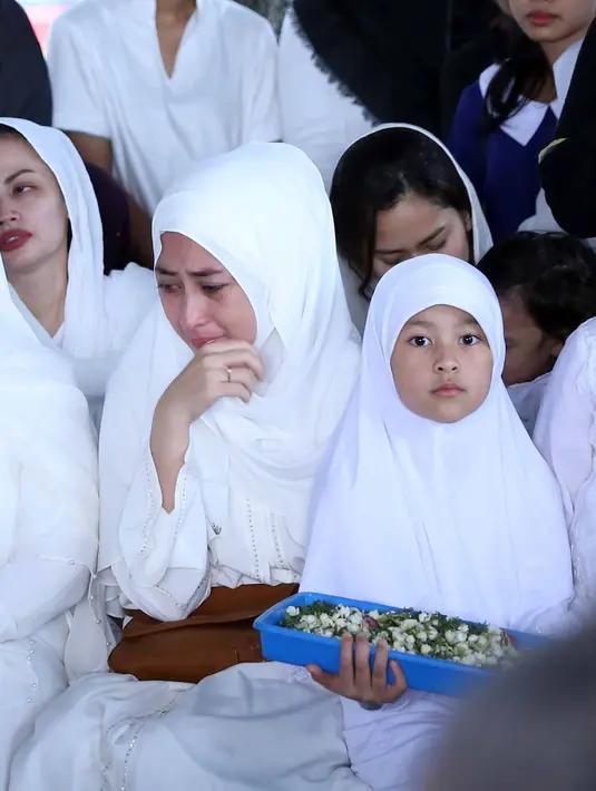 Kebetulan, jalanan Jakarta macet saat itu. Bahkan, demi menembus kemacetan Jakarta, sang suami berusaha mencari pengawalan. Namun sayang, tidak mendapatkan. (Nurwahyunan/Bintang.com)