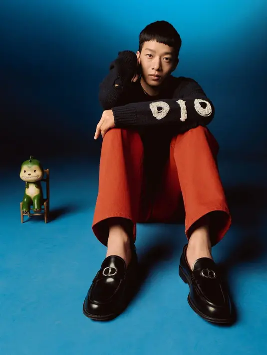 Motif ini dihadirkan pada overshirt denim, dan pakaian rajut yang dihiasi motif Oblique khas Dior dalam warna merah anggur dan merah muda. Monster tersebut dipadukan dengan adaptasi bergaya logo Dior pada item seperti topi baseball, hooded sweatshirt and pouch. [Dok/Dior]