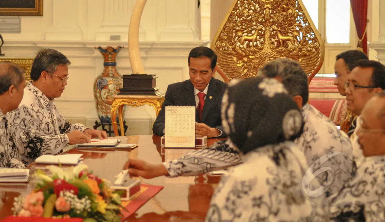 Sejumlah pengurus Persatuan Guru Republik Indonesia (PGRI) bertemu dengan Presiden Joko Widodo (Jokowi) di Istana Merdeka, Jakarta, Senin (6/5/2015). (Liputan6.com/Faizal Fanani)