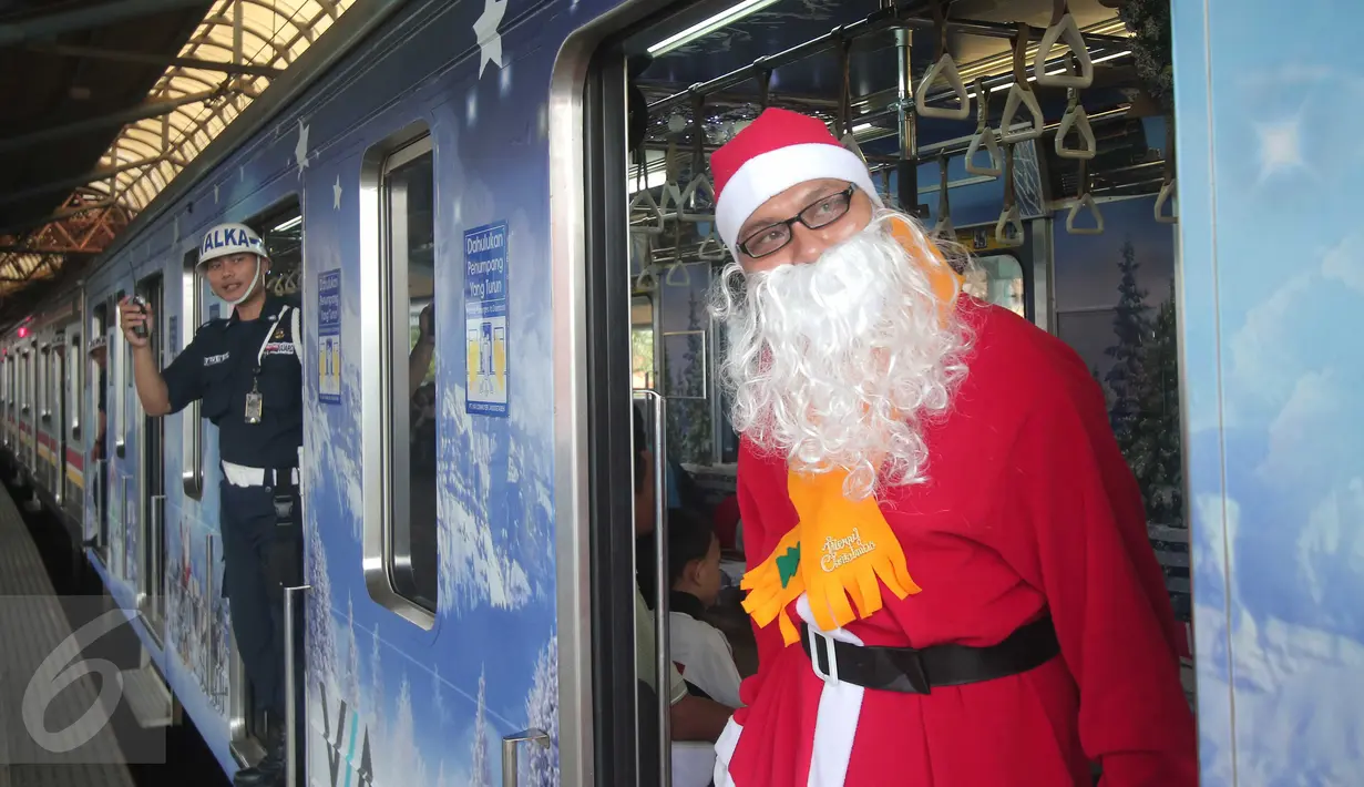 Sinterklas menaiki salah satu KRL di Jakarta, Jumat (25/12/2015). Keberadaan Sinterklas ini merupakan bentuk pelayanan KCJ dalam memperingati hari Natal. (Liputan6.com/Angga Yuniar)
