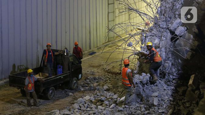 Pekerja menyelesaikan proyek pembangunan underpass Senen Extension, Jakarta, Minggu (3/5/2020). Meski dalam penerapan Pembatasan Sosial Berskala Besar (PSBB) akibat pandemi COVID-19, pengerjaan proyek yang ditargetkan selesai pada Desember 2020 tetap berjalan. (Liputan6.com/Helmi Fithriansyah)