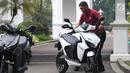 Paspampres tengah memarkirkan motor Gesits di Halaman Istana Merdeka, Jakarta, Rabu (7/11). Motor listrik Gesits merupakan akronim dari Garansindo Electric Scooter ITS. (Liputan6.com/Angga Yuniar)