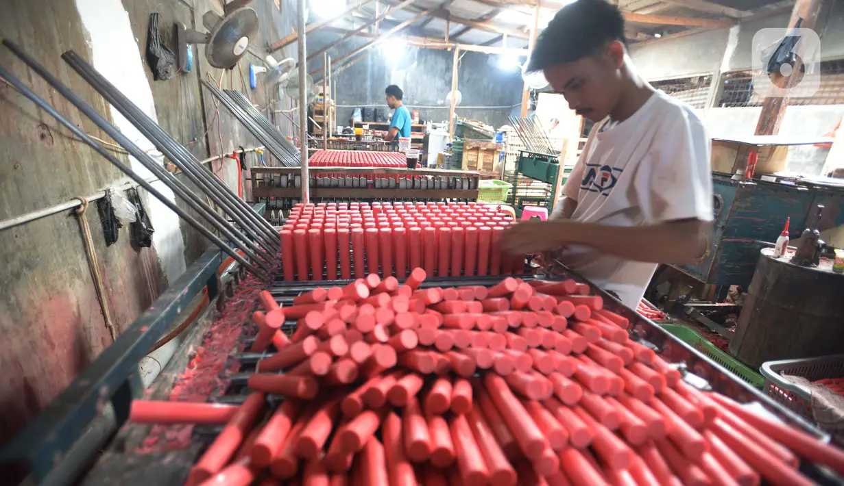 Pekerja menyelesaikan lilin menjelang perayaan Imlek 2022 di Teluk Naga Tangerang, Banten Minggu (16/1/2022). Meski pun masih dalam kondisi pandemi  Covid-19   industri kecil pembuatan hio dan lilin relatif stabil untuk produksi. (merdeka.com/Imam Buhori)