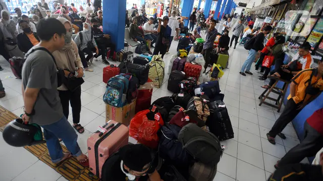 Hindari Kemacetan Jelang Lebaran, Terminal Kampung Rambutan Mulai Ramai Pemudik