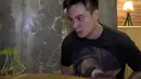 Baim Wong bukan tak mendengar selentingan hingga kecaman yang bertebaran di medsos. Ayah dua anak ini menyayangkan opini publik yang kadung terbentuk tentang dirinya. “Dengan opini masing-masing saya lumayan agak sedih, dalam arti, aduh padahal kita niatannya enggak ke situ ya, enggak mengambil hak orang. Malah kita mau memberikan semua hasil ini ke Citayam. Tapi akhirnya malah jadi seperti ini,” akunya. (Foto: Dok. YouTube Baim Paula)