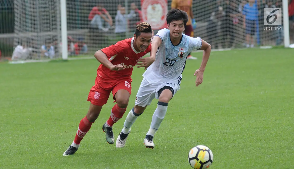 Pemain Persika berebut bola dengan pemain Timnas Jepang U-19 saat uji tanding di Lapangan B Kompleks GBK, Jakarta, Selasa (27/3). Persika kalah 2-3 dari Jepang U-19. (Liputan6.com/Helmi Fithriansyah)