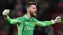 David De Gea. Serupa dengan Hugo Lloris, kiper Spanyol berusia 31 tahun dan telah memperkuat Manchester United selama 11 musim sejak 2011/2012 ini selalu dipercaya pelatih Ole Gunnar Solskjaer dan penggantinya Ralf Rangnick sebagai pilihan utama di bawah mistar gawang Setan Merah pada Liga Inggris musim 2021/2022. Ia selalu tampil dalam seluruh 38 laga di Liga Inggris sebagai starter dan tampil penuh selama 90 menit di tiap laga. Dalam total 3420 menit, ia mampu menorehkan 8 kali clean sheet dan kebobolan 57 gol. (AFP/Paul Ellis)