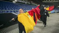 Petugas mencabut kembali bendera-bendera penghias di laga Jerman vs Belanda yang dibatalkan karena alasan keamanan (REUTERS/Nigel Treblin)