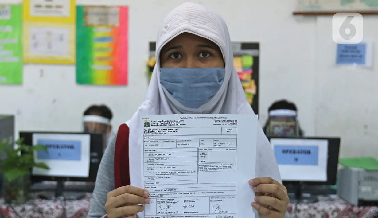 Calon siswa menunjukkan tanda bukti lapor diri usai pengurusan Penerimaan Peserta Didik Baru (PPDB) di SMPN 60 Jakarta, Rabu (17/6/2020). Sejumlah sekolah di DKI Jakarta, salah satunya SMPN 60 Jakarta, membuka penerimaan peserta didik baru sejak 15 Juni 2020. (Liputan6.com/Herman Zakharia)