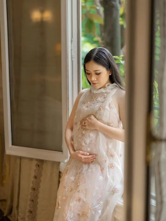 Setelah melakukan maternity shoot di Bali, Jessica juga melakukannya di Paris. Menunjukkan baby bumpnya, Jessica mengenakan dress super cantik tanpa lengan, berwarna putih. [Foto: Instagram/jessicatanoe]