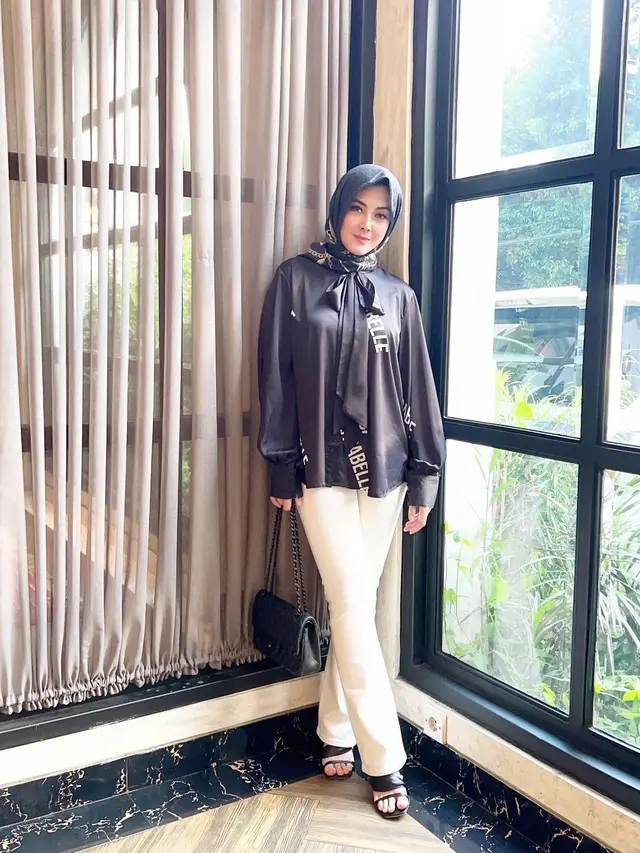 Dhena Devanka Berhijab