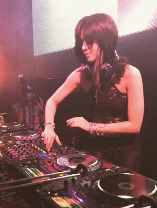 Selain itu, baru-baru ini perempuan bernama asli Putri Una Astari ini juga mengukir prestasi dengan meraih peringkat dua dalam sebuah kompetisi disc jockey di Perancis. (instagram.com/putriuna)