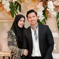 Sebagai suami, Sonny Septian selalu menjadi garda terdepan untuk Fairuz A Rafiq. [foto: instagram/sonnyseptian]