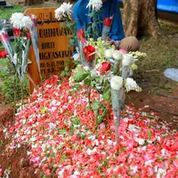 Suasana di Makam Julia Perez (Adrian Putra/bintang.com)
