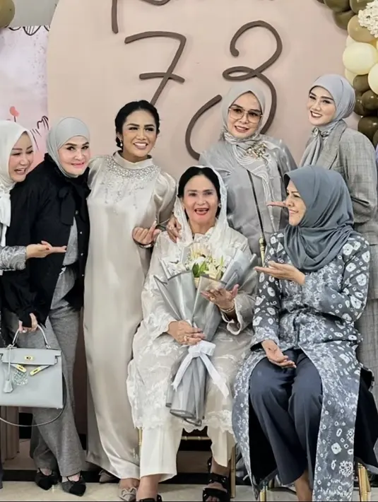 Mulan Jameela tampil formal dengan setelan jas abu-abu bermotif yang serasi dengan kerudungnya. [@mulanjameela1]