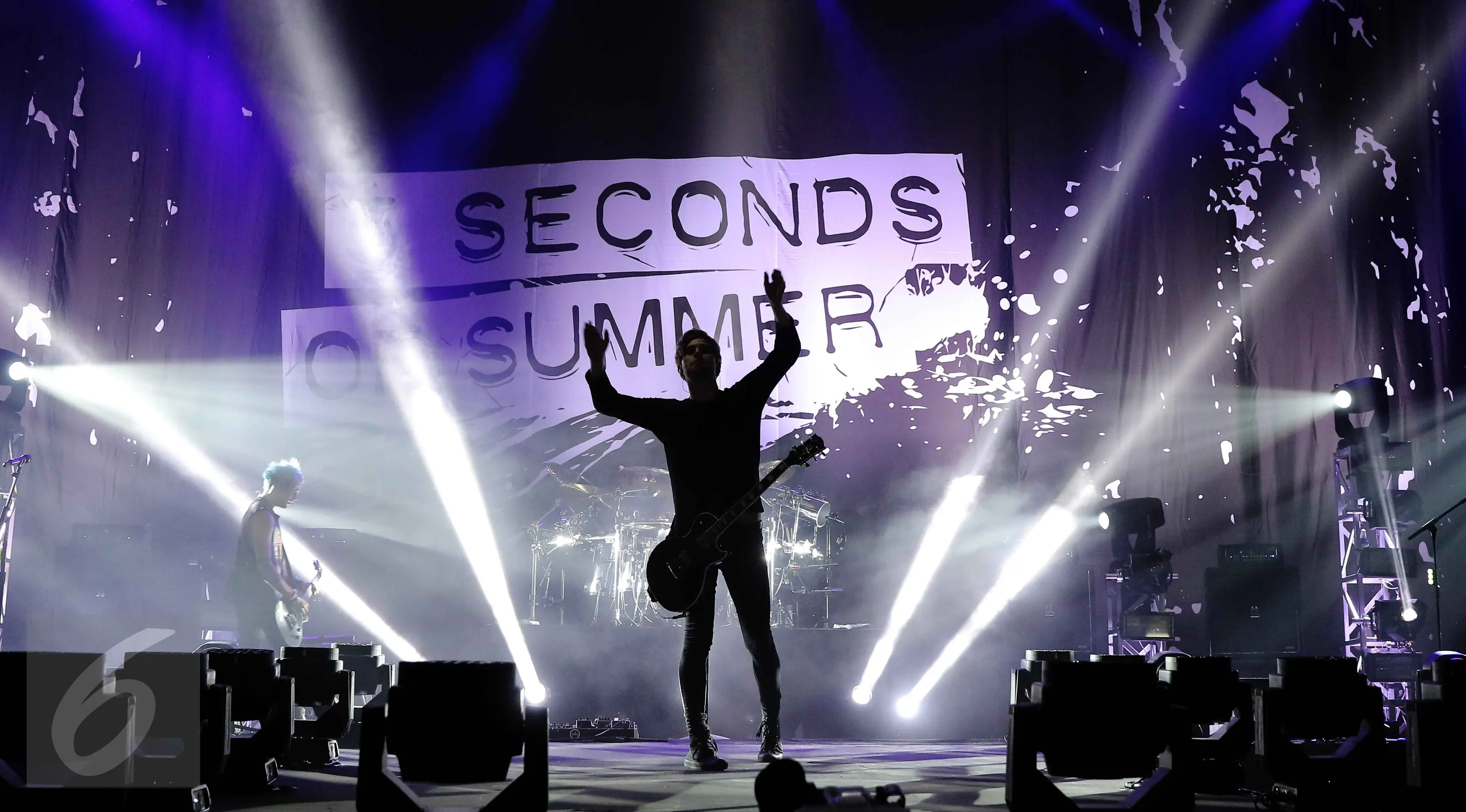 5 Seconds Of Summer saat tampil di ICE BSD, Tangerang Selatan, Sabtu (5/3/2016). Dalam Tour Sound Live Feels Lives Band 5 SOS asal Australia berhasil menghibur para fansnya yang berada di Indonesia. (Liputan6.com/Angga Yuniar)