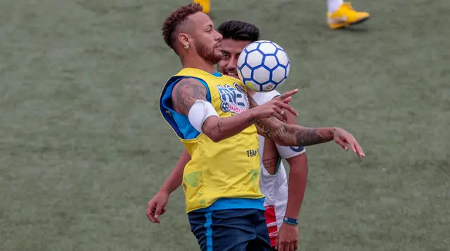Bintang sepak bola Brasil, Neymar mengontrol bola dengan dadanya saat turnamen untuk badan amal Neymar Junior Project Institute di Praia Grande, Sao Paulo, Brasil, Sabtu (21/7). (Miguel SCHINCARIOL/AFP)