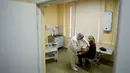 Perawat menyuntikkan vaksin corona Sputnik V di tengah pandemi yang sedang berlangsung di sebuah klinik di Moskow, Sabtu (5/12/2020). Presiden Rusia Vladimir Putin memerintahkan pihak berwenang memulai vaksinasi massal untuk orang-orang berisiko tinggi tertular Covid-19. (Kirill KUDRYAVTSEV/AFP)