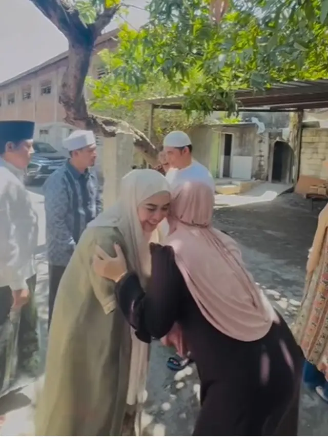 6 Potret April Jasmine dan Ustaz Solmed Kunjungi Ponpes Al Khoziny Pasca Ambruk