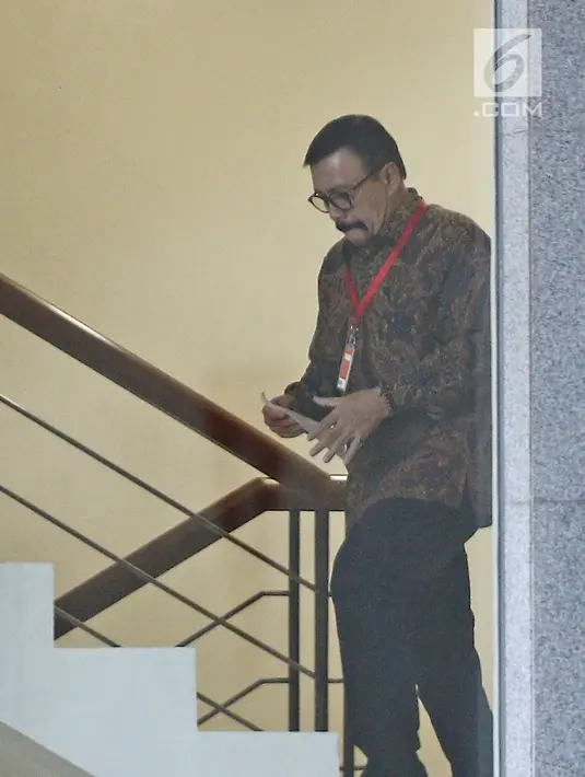 Aktor Leroy Osmani menaiki tangga di gedung KPK, Jakarta, Jumat (16/3). Leroy Osmani di periksa sebagai saksi suap pengadaan pesawat dan mesin pesawat dari airbus S.A.S dan Roll-Royce P.L.C pada PT. Garuda Indonesia. (Liputan6.com/Herman Zakharia)