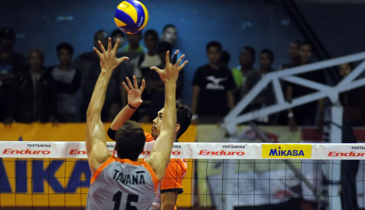 Pevoli putra Surabaya Samator, I Putu Randu (hadap lensa) melakukan smash saat laga lawan Jakarta BNI 46 di Pertamina Proliga 2015 di Hall A Senayan, Jakarta, (21/3/2015). Surabaya Samator unggul 3-0 atas Jakarta BNI 46. (Liputan6.com/Helmi Fithriansyah)