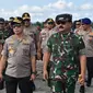 Kapolri Jenderal Tito Karnavian bersama Panglima TNI berkantor di Papua, pasca rusuh Jayapura. (Liputan6.com/Polda Papua/Katharina Janur)