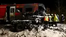 Sejumlah petugas pemadam berada di lokasi kecelakaan kereta penumpang dengan truk milter di persimpangan kereta api di Freihung, Jerman, Kamis (5/11). Sedikitnya satu orang tewas dan beberapa lainnya terluka. (REUTERS / Michaela Rehle)