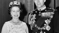 Ratu Elizabeth dan Pangeran Philip merayakan HUT pernikahan ke-25 pada 1972. (Sumber AFP)