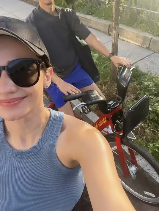 Keduanya nampak asik naik sepeda dengan mengenakan kacamata saat menuju lokasi perayaan Kemerdekaan.  (@enzystoria)