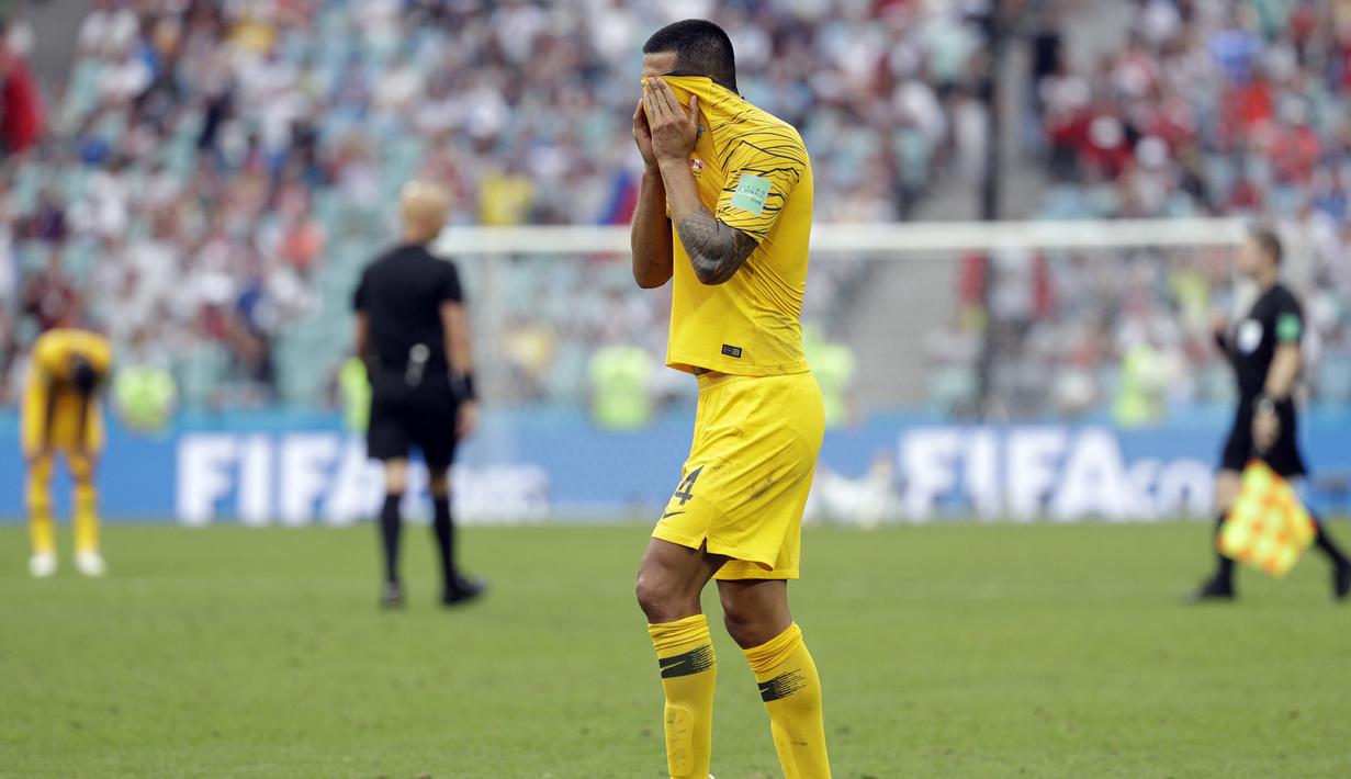 Gelandang Australia, Tim Cahill, tampak kecewa usai dikalahkan Peru pada laga grup C Piala Dunia di Stadion Fisht, Sochi, Selasa (26/6/2018). Peru menang 2-0 atas Australia. (AP/Gregorio Borgia)