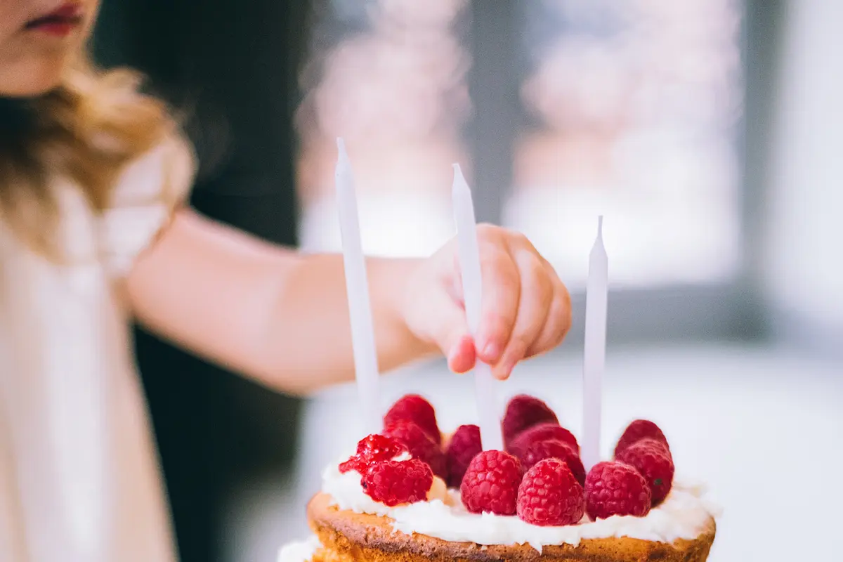 Sedih! Kue Ulang Tahun Bocah Ini Hanya Pisang, Alasannya Bikin Pilu