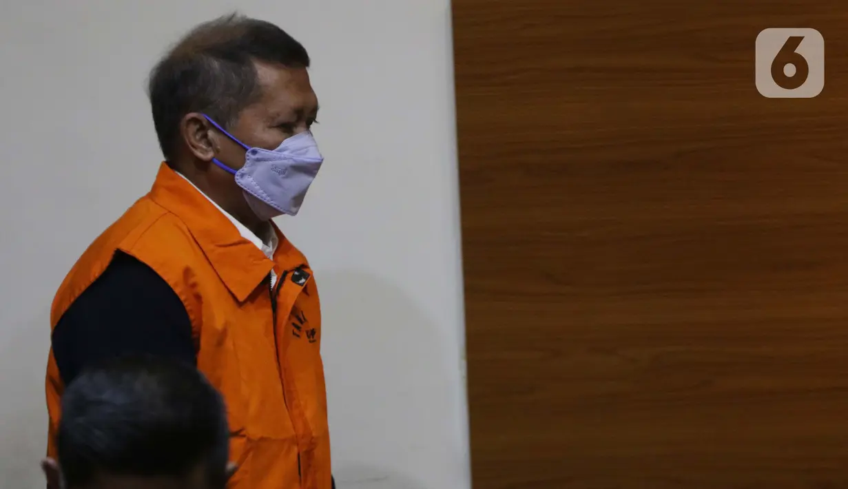 Mantan Dirut PT Pelindo II (Persero) Richard Joost Lino mengenakan rompi tahanan usai diperiksa di gedung KPK, Jakarta, Jumat (26/3/2021). RJ Lino ditetapkan sebagai tersangka pada Desember 2015 lalu dalam dugaan korupsi pengadaan tiga unit Quay Container Crane. (Liputan6.com/Helmi Fithriansyah)