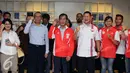 Wakil Ketua Umum KOI, Muddai Madang (tengah) bersama CdM Indonesia Olimpiade Rio, Raja Sapta Oktohari dan para atlet berteriak saat pelepasan keberangkatan tim olimpiade Indonesia di gedung KOI Jakarta, Rabu (27/7). (Liputan6.com/Helmi Fithriansyah)