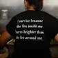 Yanet Rodriguez mengenakan kaus dengan kata-kata motivasi di dapur Homegirl Cafe, Los Angeles, Senin (16/7). Para mantan anggota geng ini sering berbagi cerita ke pengunjung tentang pengalaman mereka mendapatkan kehidupan yang lebih baik. (AP/Jae C. Hong)