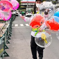 Baim Wong salah satu artis yang juga Youtuber yang kerap menyamar. Suami Paula Verhoeven itu kerap menyamar demi memberikan bantuan ke masyarakat kurang mampu. Yang terbaru, Baim menyamar jadi tukang balon. [Instagram/baimwong]