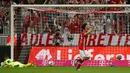 Pemain Bayern Muenchen, Erdal Ozturk melakukan selebrasi usai mencetak gol kegawang Manchester City di laga pramusim di Allianz Arena, Muenchen (21/7). City kalah atas Muenchen dengan skor 1-0. (Reuters/Michaela Rehle)