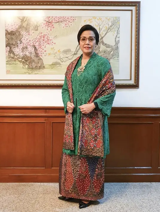 Menteri keuangan Sri Mulyani tampak anggun mengenakan kebaya hijau dipasangkandengan kain Lasem dan selendang yang dibuat olehseorang seniman batik Lasem. Kebaya ini pun karya Svarna byikatindonesia. Dok. @svarna_byikatindonesia.