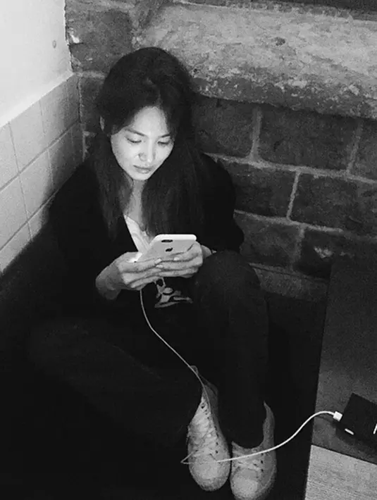 Berawal dari itu lah hingga akhirnya kini Song Joong Ki  dan Song Hye Kyo benar-benar mengalami cinta lokasi. Mereka pun akan segera menikah pada akhir Oktober 2017 mendatang. (Instagram/kyo1122)