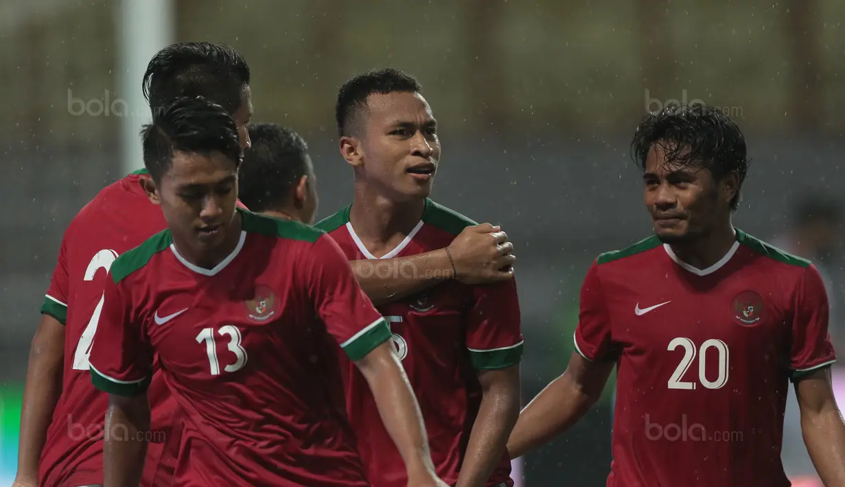 Para pemain Timnas Indonesia U-23 merayakan gol Osvaldo Haay ke gawang Suriah U-23 pada laga persahabatan di Stadion Wibawa Mukti, Bekasi, Rabu (16/11/2017). Indonesia kalah 2-3. (Bola.com/NIcklas Hanoatubun)