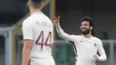 Gelandang AS Roma, Mohamed Salah, melakukan selebrasi usai mencetak gol ke gawang Chievo pada lanjutan Serie A Italia di Stadion Bentegodi, Verona (20/5/2017). Salah resmi berseragam Liverpool dengan status pemain termahal. (EPA/Simone Venezia)