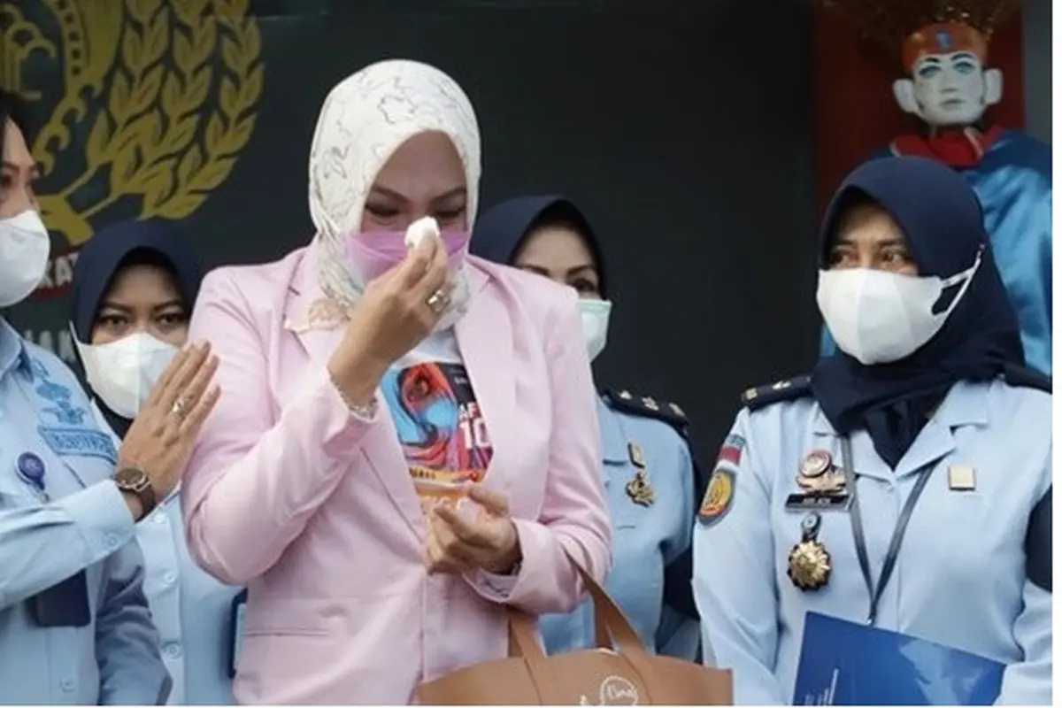 Diwarnai Tangis, Ini 7 Potret Detik-detik Angelina Sondakh Bebas dari Penjara