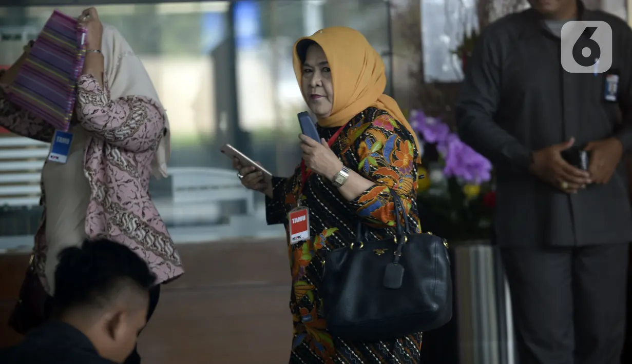 Mantan Bupati Bogor Nurhayanti akan menjalani pemeriksaan oleh penyidik di Gedung KPK, Jakarta, Senin (2/3/2020). Nurhayanti diperiksa sebagai saksi untuk tersangka mantan Bupati Bogor Rachmat Yasin terkait pemotongan uang dan gratifikasi  tahun 2013 dan 2014. (merdeka.com/Dwi Narwoko)
